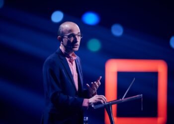 Yuval Noah Harari emphasized the need to understand the complexity of the ongoing conflict between Israel and Hamas.