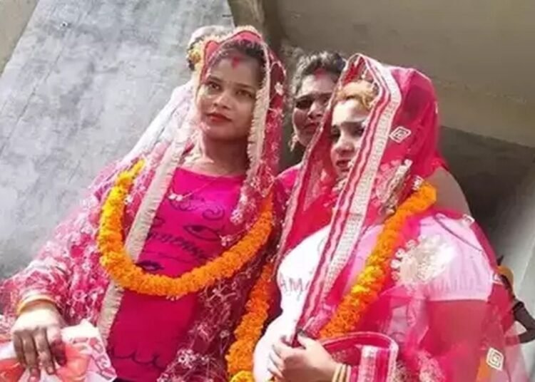 Jayashree Rahul (28) and Rakhi Das (23), who are from West Bengal's South 24 Parganas district, work in an orchestra in Uttar Pradesh's Deoria, where they fell in love with each other.