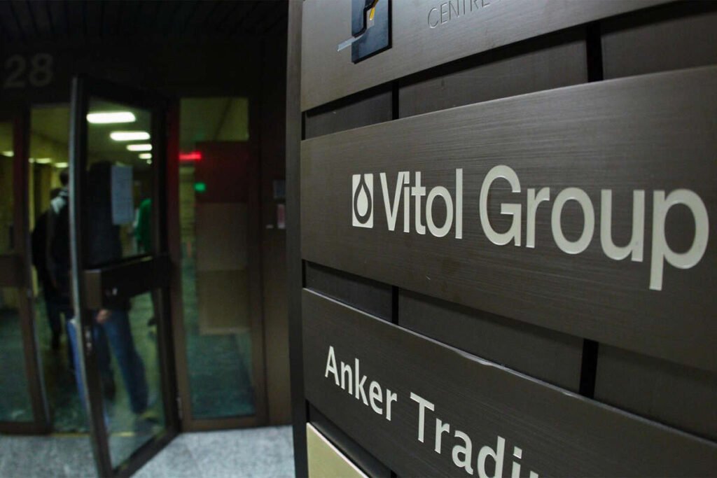 The family of Italian billionaire Massimo Moratti agreed to sell a controlling stake in refiner Saras SpA to the commodities trading giant Vitol Group, in a deal which valued the company at about €1.7 billion ($1.9 billion).