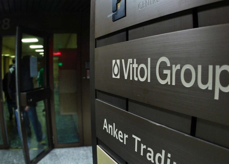 The family of Italian billionaire Massimo Moratti agreed to sell a controlling stake in refiner Saras SpA to the commodities trading giant Vitol Group, in a deal which valued the company at about €1.7 billion ($1.9 billion).