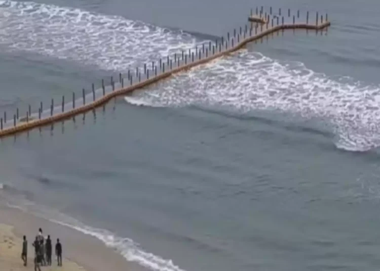 13 people, including two children, were injured on Saturday at Varkala Beach, India, when a large wave overturned the floating bridge they were on. No critical injuries were reported, but a 14-year-old girl remains under observation.