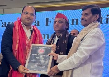 Nikhil Singhal honored with Uttar Pradesh Anmol Ratan Award, by Akhilesh Yadav